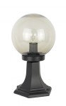 Czarna lampa stojąca ogrodowa Kule Classic 200 H36 z przezroczystą kulą, z zamontowanym źródłem światła. Ujęcie frontalne, produkt stoi na kwadratowej podstawie. Idealna do oświetlenia przestrzeni zewnętrznych.
