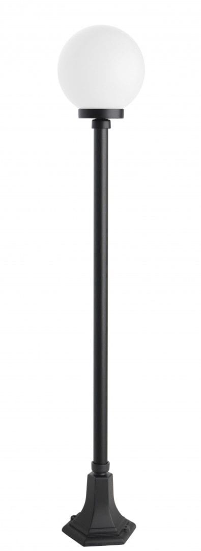 Lampa stojąca ogrodowa Kule Classic 200 H148, czarna, z okrągłą, białą kloszem. Posiada prostą, metalową podstawę w kształcie kwadratu oraz smukły słupek. Produkt ustawiony w pozycji pionowej, na jednolitym tle.