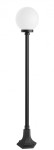 Lampa stojąca ogrodowa Kule Classic 200 H148, czarna, z okrągłą, białą kloszem. Posiada prostą, metalową podstawę w kształcie kwadratu oraz smukły słupek. Produkt ustawiony w pozycji pionowej, na jednolitym tle.