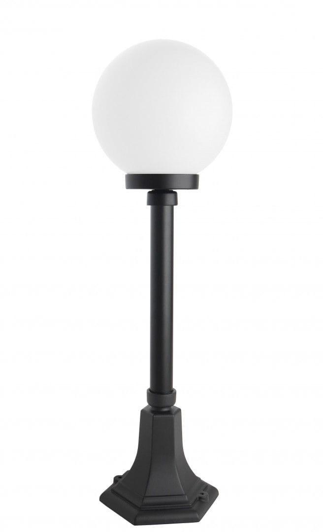 Lampa stojąca ogrodowa Kule Classic 200, 1-punktowa, czarna. Okrągła, mleczna kula na prostym, czarnym słupku z kwadratową podstawą. Ujęcie frontalne, produkt ustawiony w pionie na jasnym tle.