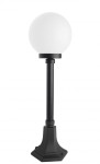 Lampa stojąca ogrodowa Kule Classic 200, 1-punktowa, czarna. Okrągła, mleczna kula na prostym, czarnym słupku z kwadratową podstawą. Ujęcie frontalne, produkt ustawiony w pionie na jasnym tle.