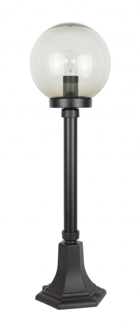 Lampa stojąca ogrodowa Kule Classic 200 H68 w kolorze czarnym, z przezroczystą kulą. Posiada prostą, metalową podstawę w kształcie heksagonu oraz smukły słup, idealna do oświetlenia przestrzeni zewnętrznych.