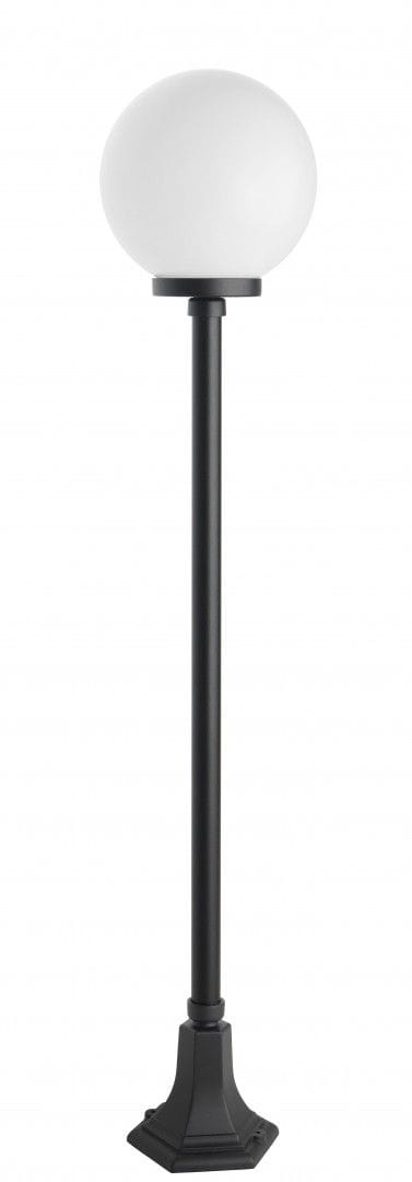 Lampa stojąca ogrodowa Kule Classic 250 H153, czarna, z kulistym kloszem w kolorze białym. Produkt ma prostą, smukłą konstrukcję z metalowym słupkiem i solidną podstawą, ukazany w ujęciu frontalnym. Idealna do oświetlenia przestrzeni zewnętrznych.