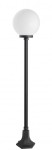 Lampa stojąca ogrodowa Kule Classic 250 H153, czarna, z kulistym kloszem w kolorze białym. Produkt ma prostą, smukłą konstrukcję z metalowym słupkiem i solidną podstawą, ukazany w ujęciu frontalnym. Idealna do oświetlenia przestrzeni zewnętrznych.