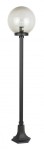 Lampa stojąca ogrodowa Kule Classic 250 H153, czarna, z przezroczystą kulistą osłoną, umieszczona na prostym, kwadratowym postumencie. Produkt w pozycji stojącej, o eleganckim designie, idealny do oświetlenia przestrzeni zewnętrznych.
