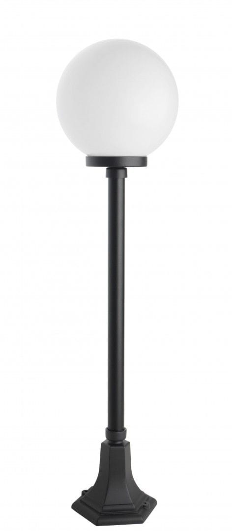 Czarna lampa stojąca ogrodowa Kule Classic 250 H103 z jedną punktową oprawą. Okrągły, biały klosz na długim, prostym wysięgniku z solidną podstawą w kształcie heksagonu. Ujęcie frontalne, produkt w pozycji stojącej.