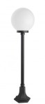 Czarna lampa stojąca ogrodowa Kule Classic 250 H103 z jedną punktową oprawą. Okrągły, biały klosz na długim, prostym wysięgniku z solidną podstawą w kształcie heksagonu. Ujęcie frontalne, produkt w pozycji stojącej.