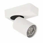 Lampa sufitowa Federica w kolorze białym, z okrągłym kloszem i kwadratowym mocowaniem. Ujęcie z boku, z widocznym detalem żarówki LED. Prosta, nowoczesna konstrukcja, idealna do oświetlenia wnętrz.