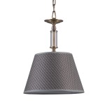 Lampa wisząca Zanobi 1-punktowa PND-43272-1 o stożkowatym kloszu w kolorze szarym z plecionką, zawieszona na metalowym stelażu w odcieniu mosiądzu. Klosz ma wykończenie z tkaniny, a całość wisi na łańcuchu.