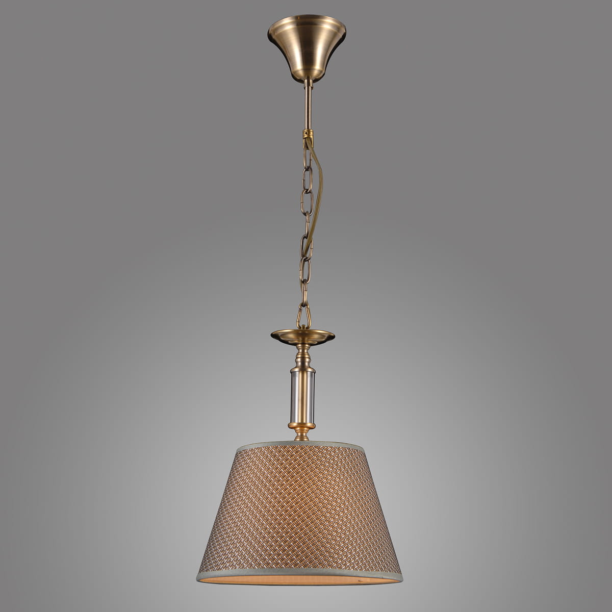 Lampa wisząca Zanobi PND-43272-1, z metalowym, złotym wykończeniem i kloszem w kolorze brązowym z siateczkowym wzorem. Ujęcie frontalne, lampa zawieszona na łańcuchu, z widocznym elementem mocującym. Tło szare, minimalistyczne.