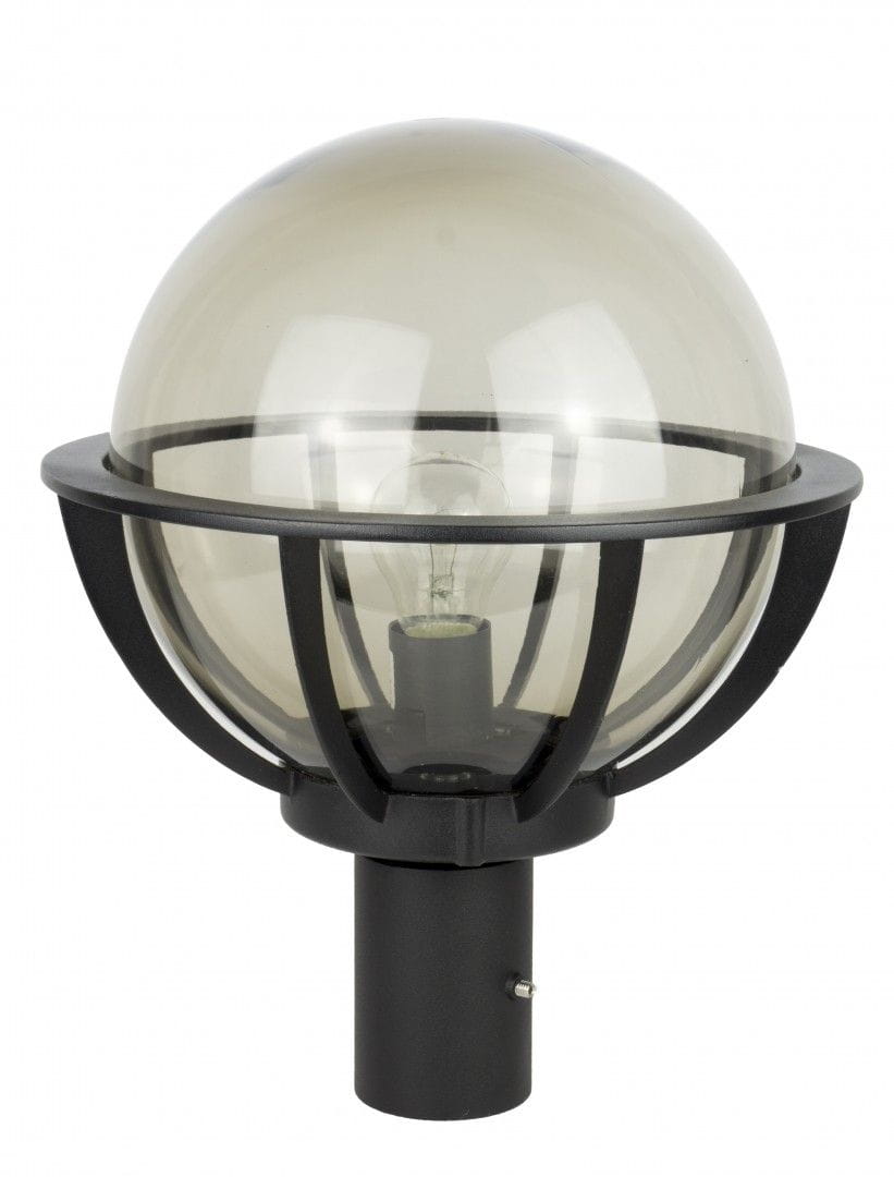 Czarna lampa stojąca ogrodowa Kule z Koszykiem 250 H90, 1-punktowa. Okrągła, przezroczysta kula z matowego szkła, osadzona w metalowej ramie. Produkt z zamontowanym mocowaniem do podłoża, widoczny z przodu.