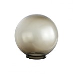 Kinkiet 1-punktowy K 3012/1/KD 200 w kształcie dużej, szklanej kuli o matowej, szarej powierzchni. Produkt stoi na okrągłej podstawie, prezentując elegancki i nowoczesny design. Tło białe, co podkreśla jego formę.