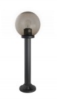 Lampa stojąca ogrodowa Kule 200 H70 w kolorze czarnym, z przezroczystą kulą na górze. Wyposażona w metalowy, żebrowany słup i okrągłą podstawę. Widoczna żarówka wewnątrz klosza. Ujęcie frontalne.