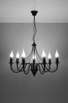 Czarny żyrandol Minerwa 7-punktowy, złożony z sześciu ramion z lampami w kształcie płomieni, zawieszony na łańcuchu. Produkt widoczny z perspektywy frontalnej, na jednolitym tle. W centralnej części umieszczona dekoracyjna podstawa.