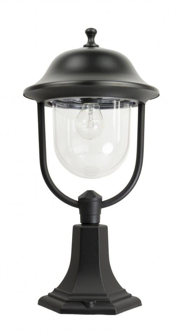 Lampa stojąca ogrodowa Prince H55, czarna, 1-punktowa. Klosz z przezroczystego szkła, metalowa podstawa w kształcie kwadratu z dekoracyjnymi detalami. Ujęcie frontalne, lampa w pozycji stojącej, widoczna żarówka wewnątrz klosza.