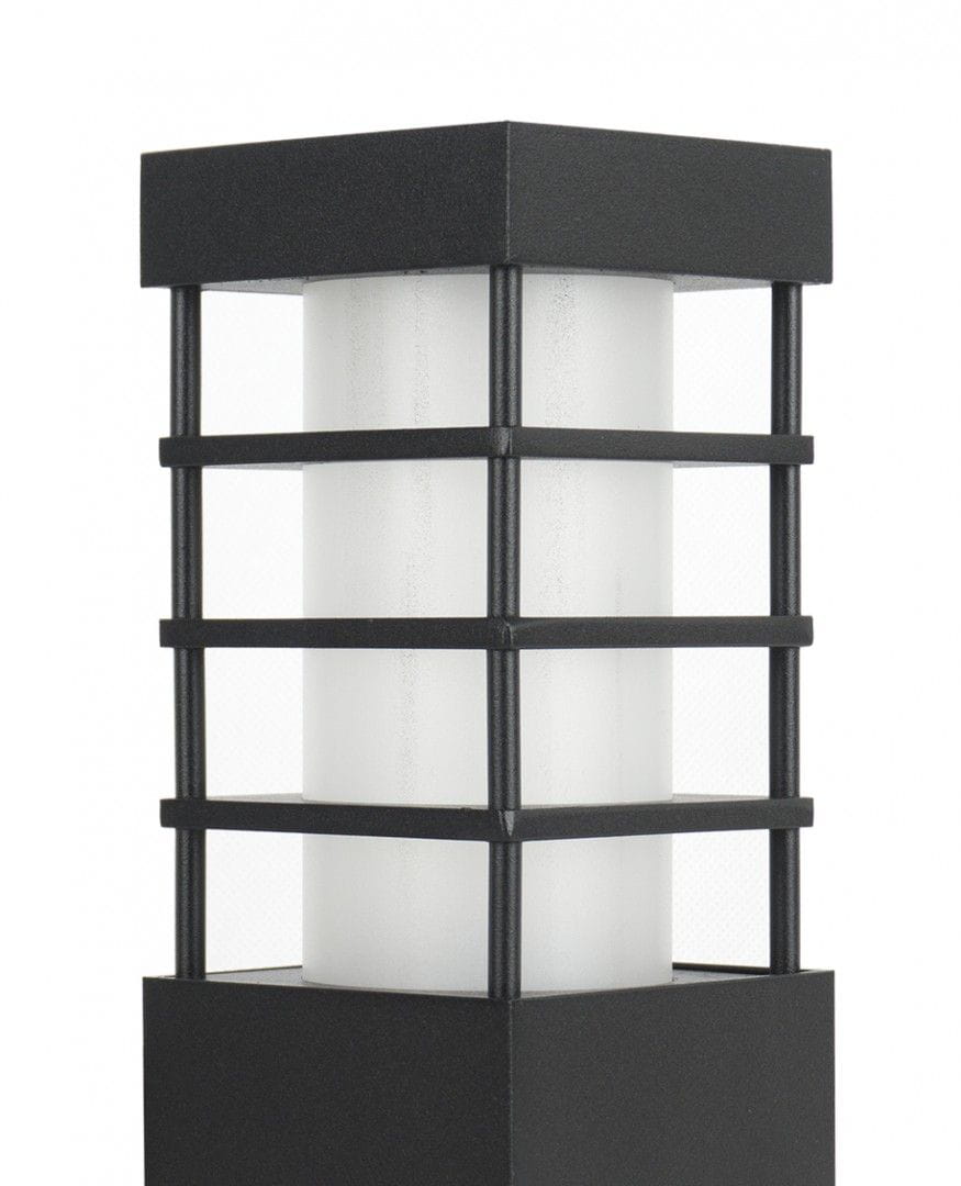 Lampa stojąca ogrodowa Rado II, czarna, z metalową obudową i białym, matowym kloszem. W kształcie prostokątnym, z poziomymi paskami dekoracyjnymi. Ujęcie frontalne, pokazujące detale konstrukcji. Idealna do oświetlenia przestrzeni zewnętrznych.