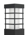 Lampa stojąca ogrodowa Rado II, czarna, z metalową obudową i białym, matowym kloszem. W kształcie prostokątnym, z poziomymi paskami dekoracyjnymi. Ujęcie frontalne, pokazujące detale konstrukcji. Idealna do oświetlenia przestrzeni zewnętrznych.