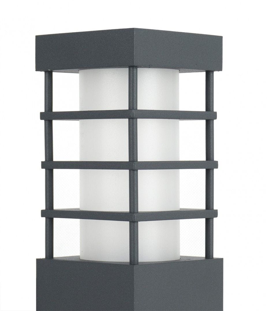 Lampa stojąca ogrodowa Rado II w ciemnym popiele, z prostokątną podstawą i białym, matowym kloszem otoczonym metalową kratką. Ujęcie z boku, ukazujące detale konstrukcji. Idealna do oświetlenia przestrzeni zewnętrznych.