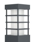Lampa stojąca ogrodowa Rado II w ciemnym popiele, z prostokątną podstawą i białym, matowym kloszem otoczonym metalową kratką. Ujęcie z boku, ukazujące detale konstrukcji. Idealna do oświetlenia przestrzeni zewnętrznych.