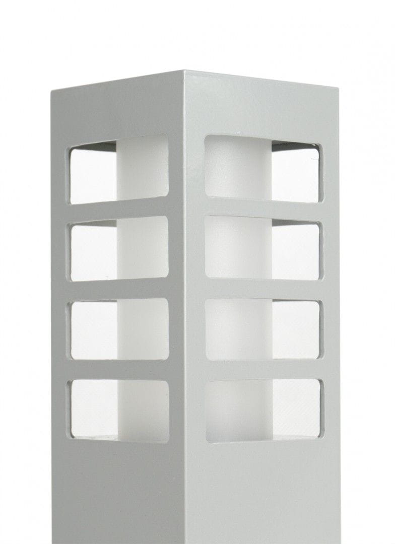 Lampa stojąca ogrodowa Rado III w kolorze szarym, wykonana z aluminium. Posiada prostokątną podstawę z przeszklonymi panelami, przez które widać biały klosz. Zbliżenie na strukturę i detale obudowy. Produkt prezentowany z boku.