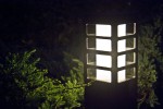 Lampa stojąca ogrodowa Rado III z aluminium, z jednolitym, prostokątnym kloszem i przeszklonymi wstawkami. Wysoka, nowoczesna forma, idealna do oświetlenia przestrzeni zewnętrznej.
