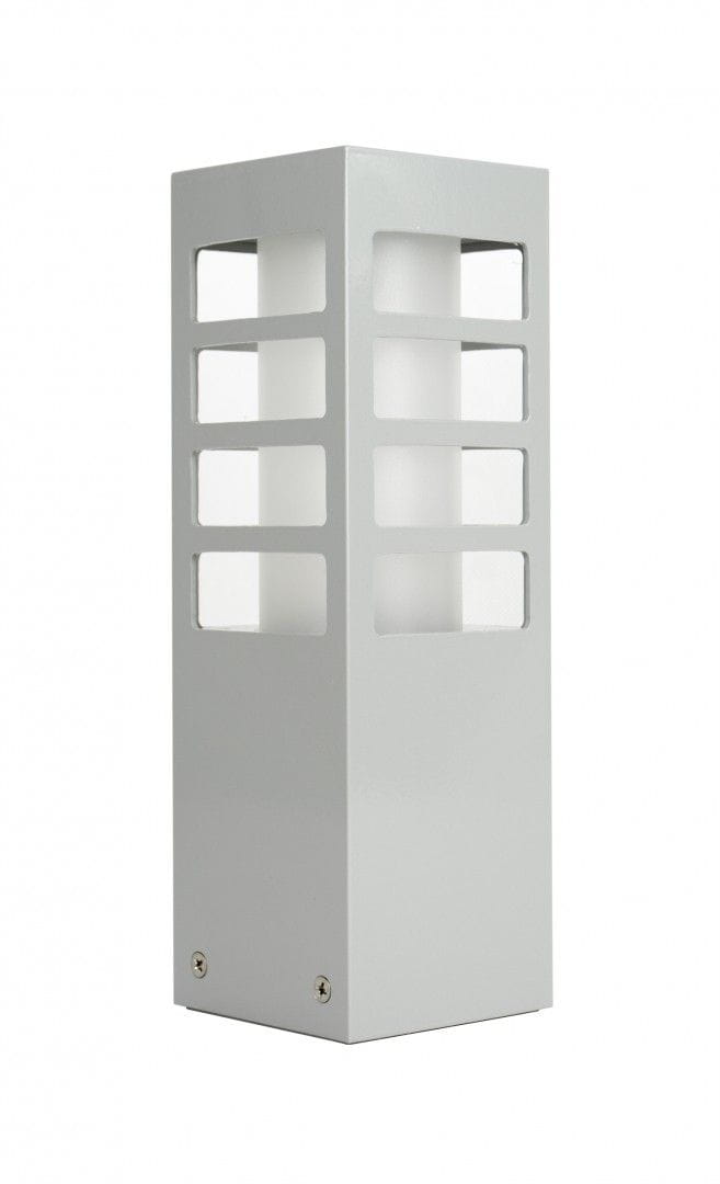 Lampa stojąca ogrodowa Rado III w kolorze białym, wykonana z aluminium. Kwadratowa podstawa z otworami w ścianach, zapewniającymi przepływ światła. Produkt w pozycji stojącej, z widocznymi śrubami mocującymi na dole.