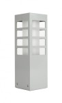 Lampa stojąca ogrodowa Rado III w kolorze białym, wykonana z aluminium. Kwadratowa podstawa z otworami w ścianach, zapewniającymi przepływ światła. Produkt w pozycji stojącej, z widocznymi śrubami mocującymi na dole.
