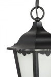 Czarna lampa wisząca ogrodowa Retro Classic 1-punktowa, z metalowym kloszem o falistym kształcie i matowym, białym szkłem. Ujęcie z boku, widoczny detal mocowania i dekoracyjny element na górze. Idealna do aranżacji przestrzeni zewnętrznych.