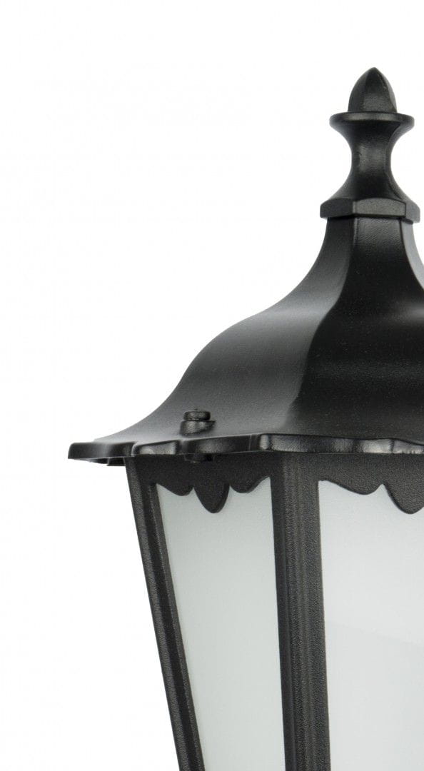 Czarna lampa stojąca ogrodowa Retro Classic H114 z 1 punktem świetlnym. Kształt klasyczny z ozdobnym, zaokrąglonym dachem i matowymi szkłami. Widoczny detal to dekoracyjne wykończenie na krawędziach oraz mały guzik na górze.