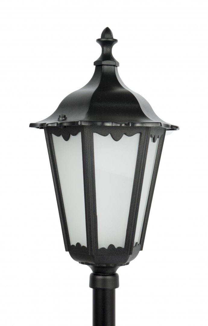 Lampa stojąca ogrodowa Retro Classic H114 w kolorze czarnym, z metalową podstawą i kloszem ze szkła. W kształcie sześciokątnej latarni, z dekoracyjnym daszkiem i wycięciami na bokach. Ujęcie frontalne, prezentujące detale konstrukcji.