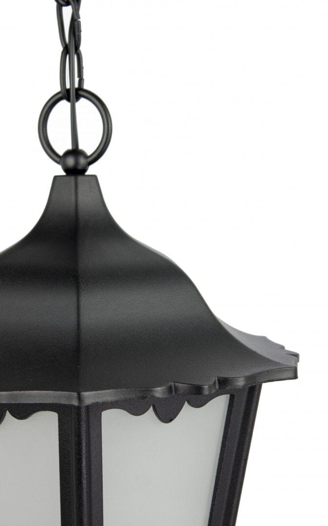 Lampa wisząca ogrodowa Retro Maxi w kolorze czarnym, 1-punktowa. Okrągły klosz z matowego szkła, z ozdobnym brzegiem. Ujęcie z góry, wisi na łańcuchu. Idealna do oświetlenia przestrzeni zewnętrznych.
