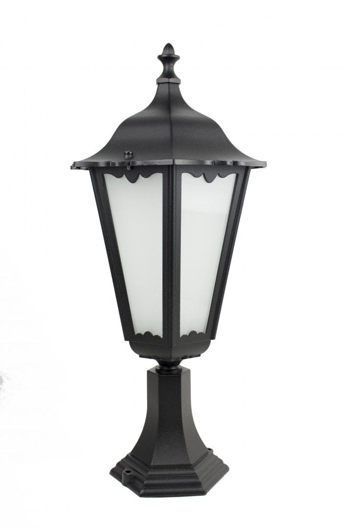 Czarna lampa stojąca ogrodowa Retro Maxi H65, 1-punktowa, o sześciokątnym kształcie z białymi szkłami. Ujęcie frontalne, produkt z ozdobnym daszkiem i podstawą, idealna do oświetlenia przestrzeni zewnętrznych.