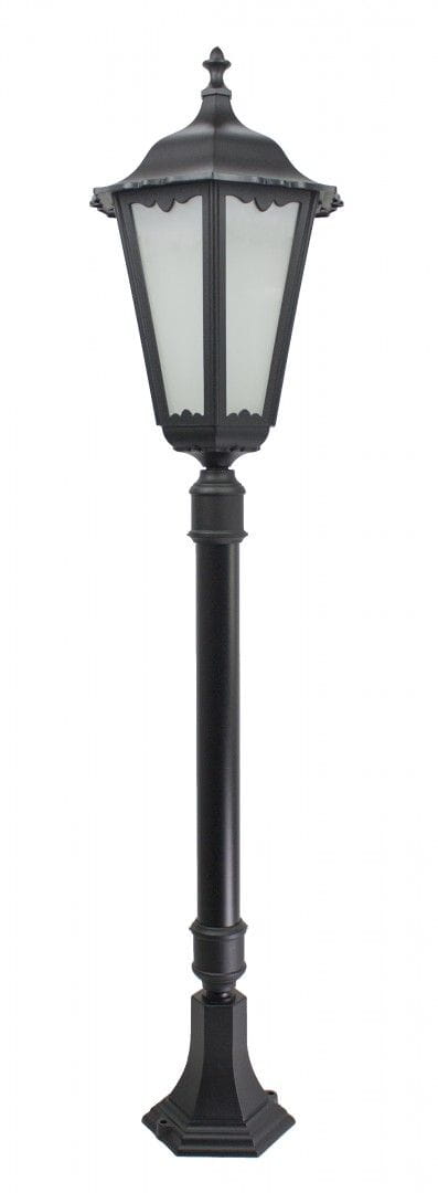 Czarna lampa stojąca ogrodowa Retro Maxi H120 z jedną punktową iluminacją. Ma prostą, elegancką konstrukcję z metalowym słupem i szklanym kloszem w kształcie prostokątnym, z ozdobnymi detalami na górze. Wysoka, z solidną podstawą.