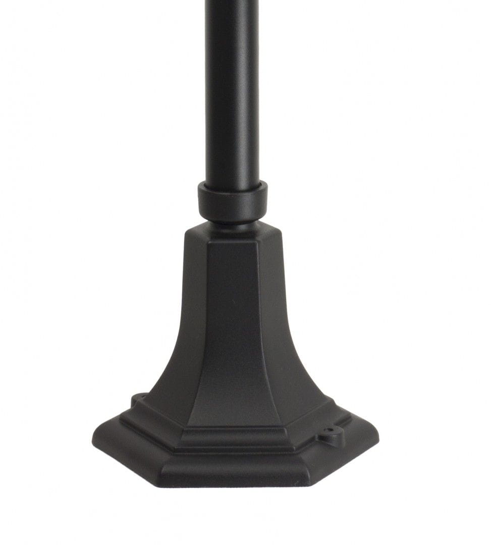 Czarna lampa stojąca ogrodowa Retro Midi H106, 1-punktowa, z metalową podstawą w kształcie sześciokąta, o matowej fakturze. Widoczny detal mocowania na podstawie. Ujęcie z boku, skupione na dolnej części lampy.