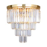 Lampa sufitowa Amedeo 5-punktowa w kolorze złotym, z kryształowymi elementami w formie pionowych pryzmatów. Ujęcie z przodu, lampa montowana na suficie, efektowne odbicia światła. Wysoka jakość wykonania, elegancki design.