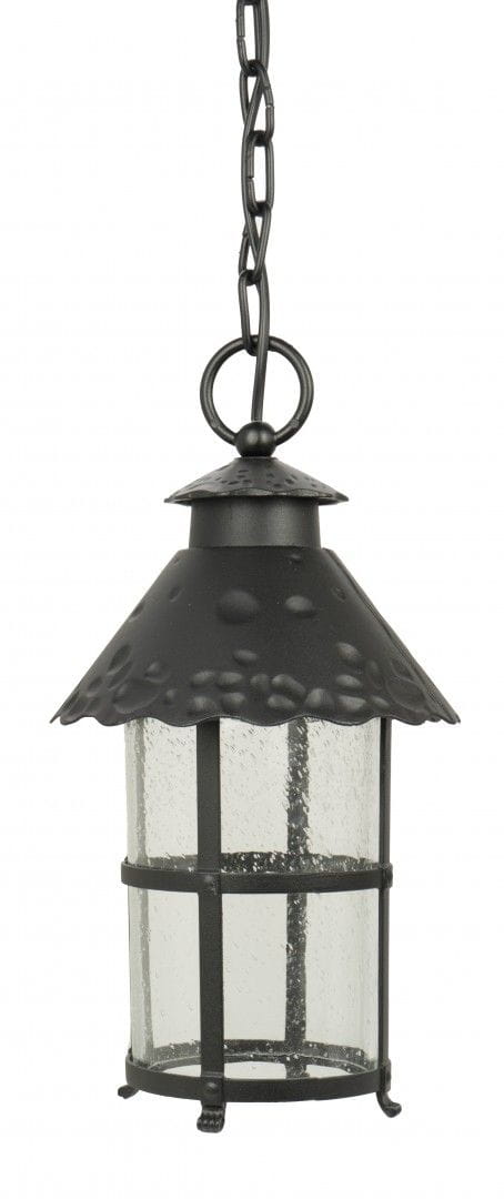 Czarna lampa wisząca ogrodowa Toledo K 1018/1/R z metalowym kloszem o kształcie latarni, posiadająca teksturowany daszek i szklane ścianki. Zawieszona na łańcuchu, z widocznymi detalami w postaci metalowych obręczy.