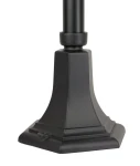 Czarna lampa stojąca ogrodowa Witraż H160 z podstawą w kształcie kwadratu. Widoczna metalowa konstrukcja z matowym wykończeniem oraz detalem na łączeniu z rurą. Produkt w pozycji stojącej, przedstawiony zbliżeniem na dolną część podstawy.