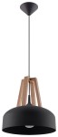 Lampa wisząca Casco 1-punktowa w kolorze czarnym z naturalnym drewnem. Posiada okrągły klosz i drewnianą podstawę w kształcie trójnogu. Ujęcie z przodu, produkt zawieszony na cienkim kablu. Idealna do nowoczesnych wnętrz.