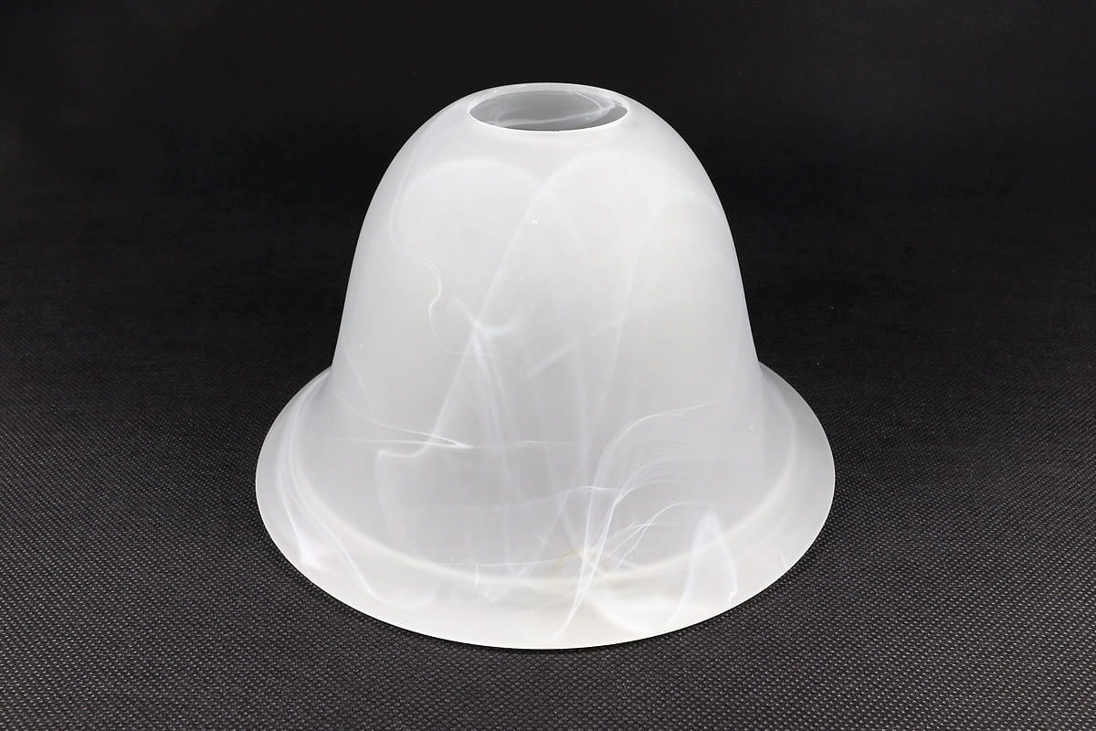 Klosz szklany Dzwonek D175 w kolorze alabastrowym, o zaokrąglonym kształcie i gładkiej, matowej powierzchni. Ujęcie z boku, pokazujące otwór u góry oraz delikatne wzory w strukturze szkła. Na jednolitym tle, bez dodatkowych elementów.