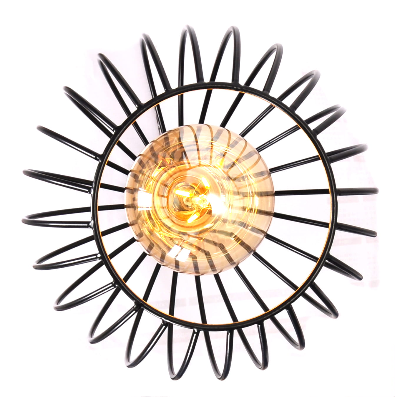 Lampa wisząca Arvi K-4522 z czarnym, metalowym kloszem w kształcie okręgu z promieniami. Złota żarówka w centralnej części. Ujęcie z góry, ukazujące detale konstrukcji i stylowy design.