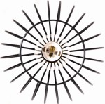 Czarna lampa wisząca Arvi K-4522 z trzema punktami świetlnymi, widoczna z góry. Konstrukcja z cienkich prętów tworzy efekt promieni, odsłaniając miejsce na żarówkę w centralnej części. Prosta, nowoczesna forma.