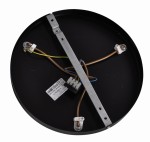 Czarna lampa wisząca Arvi K-4522 z trzema punktami świetlnymi. Widok od spodu, z metalową ramą i przewodami elektrycznymi, na okrągłej podstawie. Elementy montażowe i kable w różnych kolorach są widoczne.