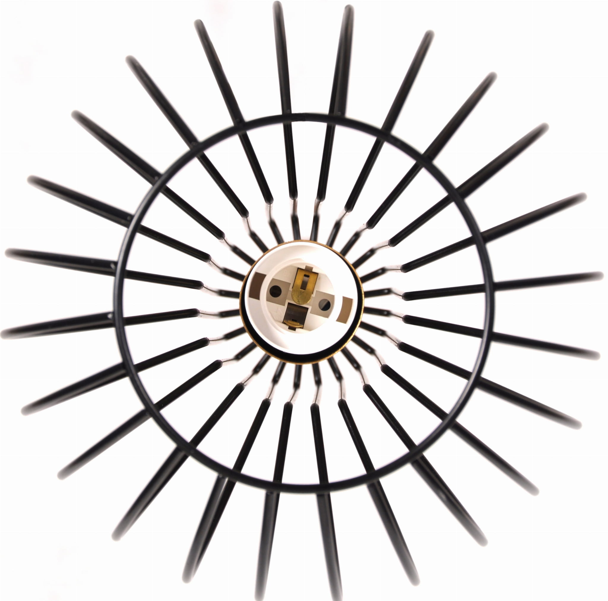 Kinkiet Arvi 1-punktowy w kolorze czarnym, z metalowym, promienistym kloszem. Ujęcie z góry, ukazujące centralny element z gniazdem na żarówkę. Klosz składa się z długich, cienkich wystających prętów, tworzących efektowną formę.