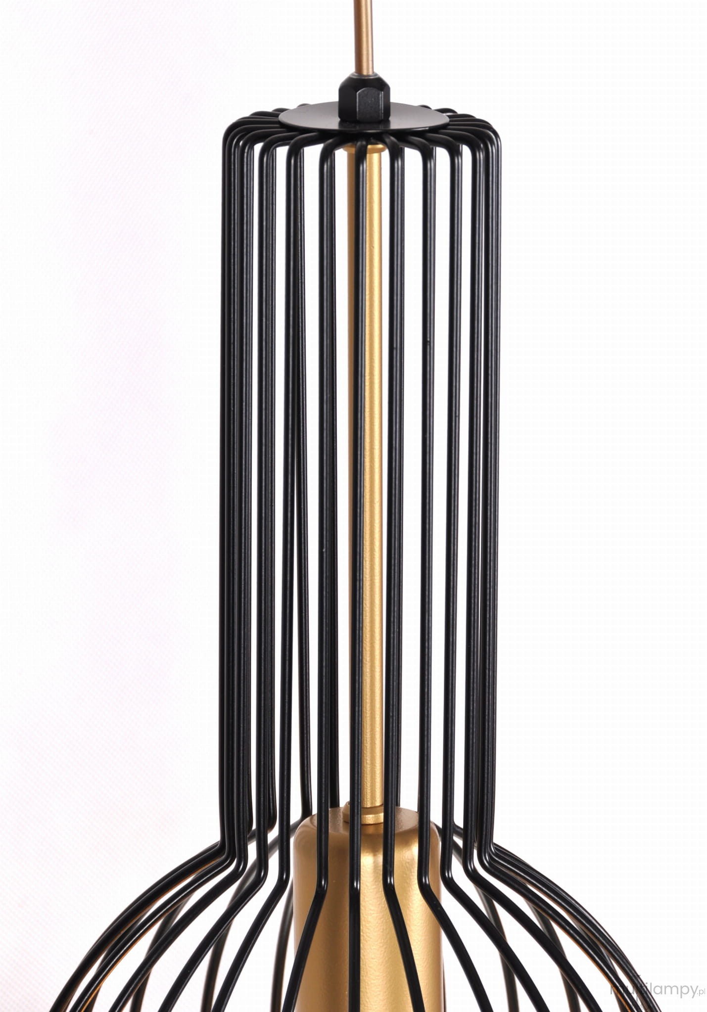 Czarna lampa wisząca Arvi 3-punktowa z metalowym, prążkowanym kloszem. Widoczna złota osłona i mocowanie. Ujęcie z góry, ukazujące detal konstrukcji oraz materiał wykonania. Tło białe, co podkreśla elegancki design lampy.