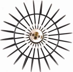 Czarna lampa wisząca Arvi K-4521 z trzema punktami świetlnymi, widok z góry. Metalowa konstrukcja z promieniście rozstawionymi ramionami, centralny gwint na żarówkę w złotym kolorze. Prosty, nowoczesny design.