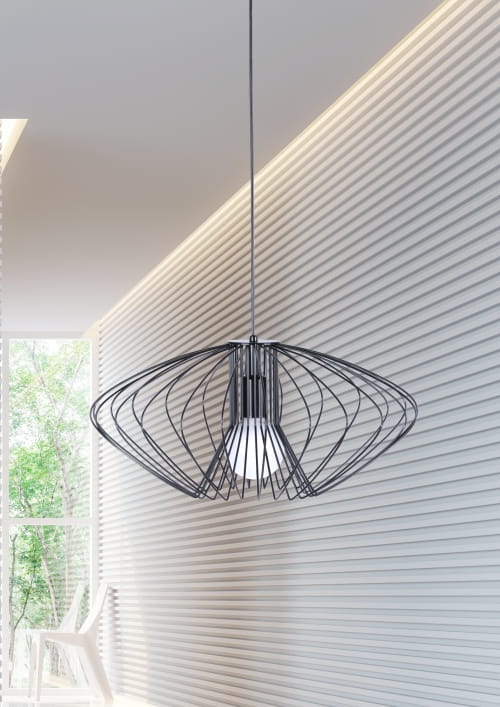 Czarna lampa wisząca Tizi D52 z metalową konstrukcją w kształcie owalnym, zawieszona na cienkim przewodzie. Wnętrze lampy zawiera żarówkę, otoczoną cienkimi prętami tworzącymi ażurowy wzór. Tło to jasna ściana z pionowymi żłobieniami.