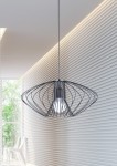 Czarna lampa wisząca Tizi D52 z metalową konstrukcją w kształcie owalnym, zawieszona na cienkim przewodzie. Wnętrze lampy zawiera żarówkę, otoczoną cienkimi prętami tworzącymi ażurowy wzór. Tło to jasna ściana z pionowymi żłobieniami.
