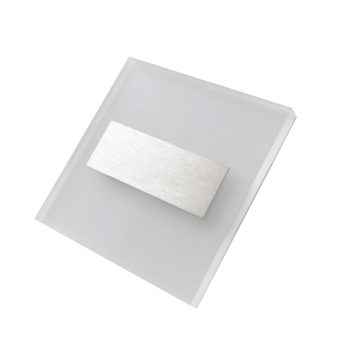 Oprawa schodowa Lumi LED 230V, o neutralnej barwie 4000K. Posiada prostokątną, matową szklaną obudowę z aluminiowym akcentem na środku. Ujęcie z boku, ukazuje gładką powierzchnię i subtelny design, idealna do montażu na schodach.