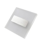 Oprawa schodowa Lumi LED 230V z zimną barwą światła 6500K, w formie kwadratowej, z matowego szkła i metalowym, szczotkowanym detalem na środku. Produkt widoczny z góry.