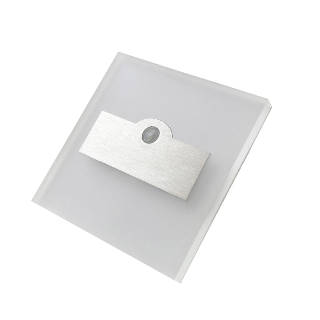 Lumi LED oprawa schodowa z czujnikiem ruchu 12V, wykonana z przezroczystego szkła z metalowym wykończeniem. Posiada okrągły czujnik w centralnej części. Barwa światła ciepła 3000K, montowana w pionie, idealna do oświetlenia schodów.